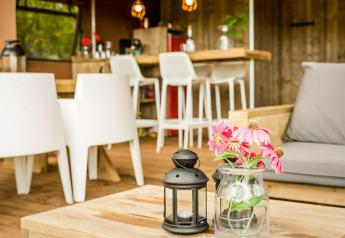 Indretning af Desert Lodge safaritelt med privat badeværelse på Camping Pian di Boccio, Italien.