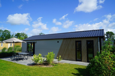 Lodge Berkel moderno en EuroParcs Veluwemeer, Países Bajos, con patio, muebles y jardín verde.