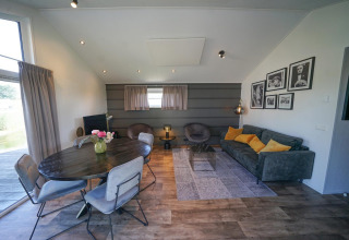 Sala y comedor modernos en el lodge Berkel de EuroParcs Veluwemeer, Países Bajos, con decoración elegante.