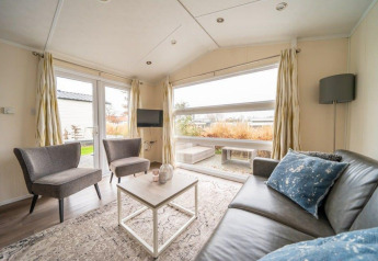Lichte, moderne woonkamer in de Berkel-lodge in EuroParcs Veluwemeer, Nederland, met elegante inrichting.