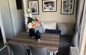 Comedor acogedor en Cosy Unique lodge en EuroParcs Veluwemeer, Países Bajos, con arte moderno en la pared.