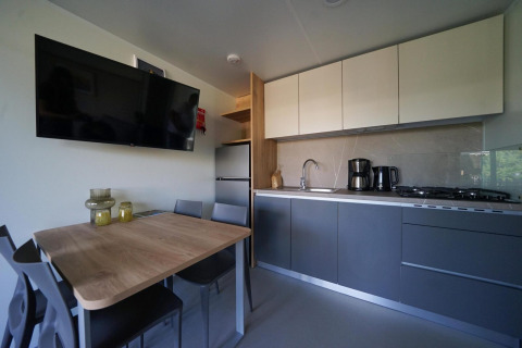 Cuisine moderne et coin repas au lodge Cosy Unique à EuroParcs Veluwemeer, aux Pays-Bas.