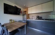 Cocina y comedor modernos en la cabaña Cosy Unique de EuroParcs Veluwemeer, Países Bajos.