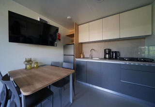 Cuisine moderne et coin repas au lodge Cosy Unique à EuroParcs Veluwemeer, aux Pays-Bas.
