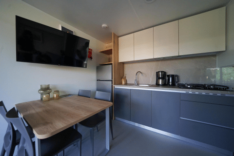 Cocina y comedor modernos en la cabaña Cosy Unique de EuroParcs Veluwemeer, Países Bajos.