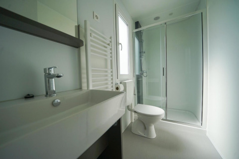 Salle de bain moderne avec douche, toilettes et lavabo à Cosy Unique, EuroParcs Veluwemeer, Pays-Bas.