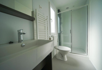 Moderne badeværelse med bruser, toilet og håndvask på Cosy Unique, EuroParcs Veluwemeer, Holland.