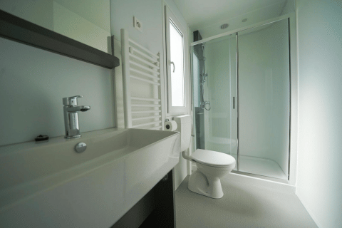 Baño moderno con ducha, inodoro y lavabo en Cosy Unique, EuroParcs Veluwemeer, Países Bajos.