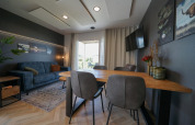 Moderne woon- en eetruimte in de Domus lodge bij EuroParcs Veluwemeer, Nederland, met sfeervolle inrichting.
