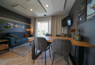 Moderne woon- en eetruimte in de Domus lodge bij EuroParcs Veluwemeer, Nederland, met sfeervolle inrichting.