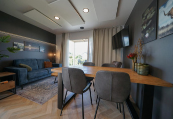 Moderne woon- en eetruimte in de Domus lodge bij EuroParcs Veluwemeer, Nederland, met sfeervolle inrichting.