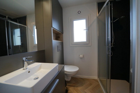 Modernes Badezimmer im Domus bei EuroParcs Veluwemeer in den Niederlanden mit Dusche und Waschbecken.