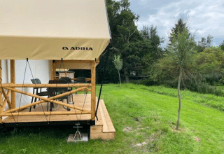 Tenda safari Glampingtent presso EuroParcs Veluwemeer nei Paesi Bassi con terrazza in legno e prato.