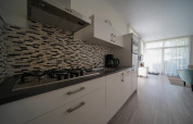 Cocina moderna en Pavilion de EuroParcs Veluwemeer, Países Bajos, con estufa de gas y pared de azulejos.