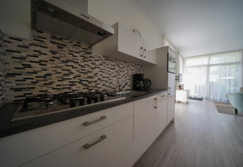 Moderne keuken in Pavilion bij EuroParcs Veluwemeer, Nederland, met gaskookplaat en mozaïektegelwand.