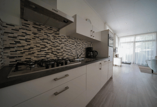 Cucina moderna al Pavilion presso EuroParcs Veluwemeer, Paesi Bassi, con piano cottura a gas e piastrelle.