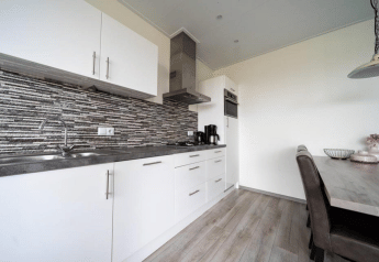 Moderne keuken en eetruimte in een lodge van Pavilion in EuroParcs Veluwemeer, Nederland, strakke stijl.