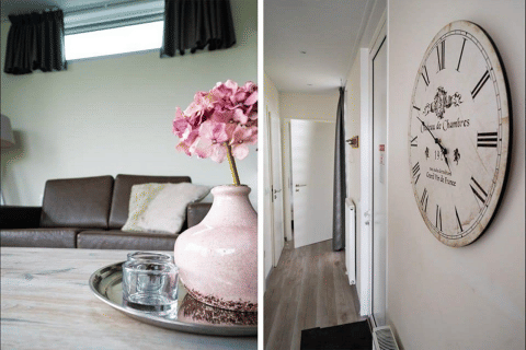 Moderne stue og gang med ur i Pavilion på EuroParcs Veluwemeer, Holland, hyggeligt og stilfuldt indrettet.