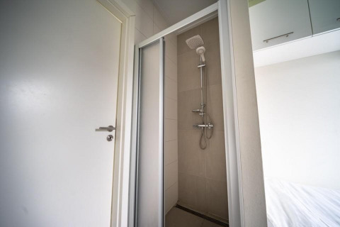 Cabine de douche à côté d'une chambre au Pavilion d'EuroParcs Veluwemeer, Pays-Bas, vue depuis la porte.