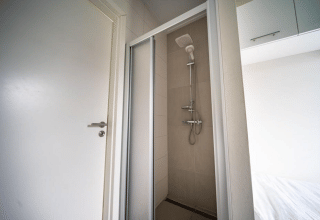 Dusche neben einem Schlafzimmer im Pavilion im EuroParcs Veluwemeer, Niederlande, aus Türsicht.