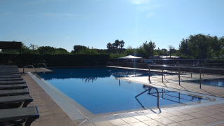 Piscina al aire libre en Camping del Mar, parque vacacional en Cataluña, España, en un día soleado.