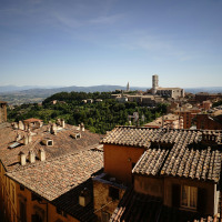 Vista de los tejados tradicionales de tejas y el paisaje circundante cerca de Bevagna, Umbría, Italia, en un día soleado.