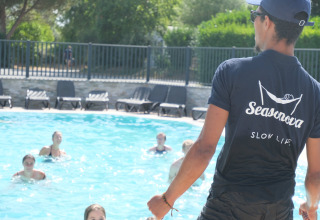 Lezione di nuoto a Camping Seasonova Haliotis, villaggio vacanze in Normandia, Francia, istruttore a bordo piscina.