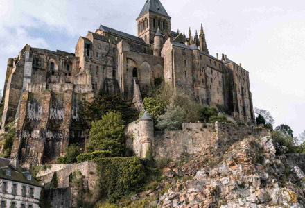 La abadía de Mont-Saint-Michel cerca de Pontorson, Normandía, Francia, sobre una colina rocosa.