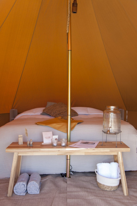 Innenansicht eines stilvollen Tipis mit Doppelbett bei Bell Escape, Little Canvas Escape in den Niederlanden.