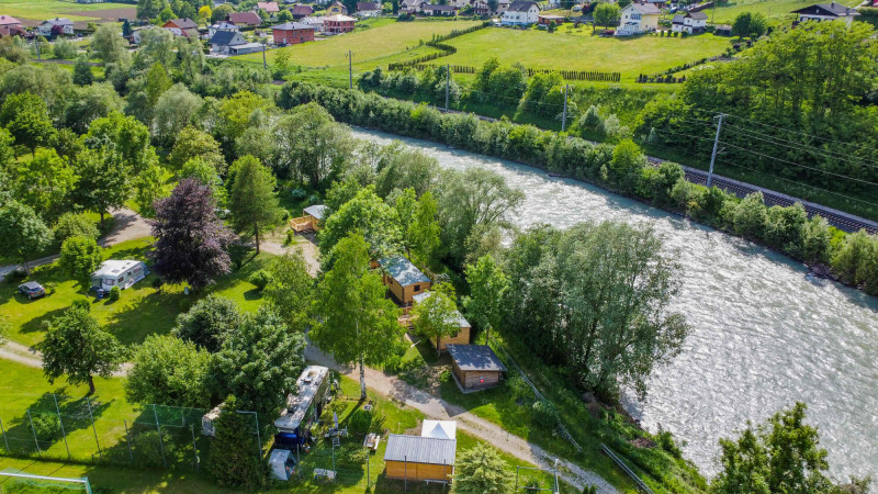 Vue aérienne du parc de vacances Drau Camping Sachsenburg en Carinthie, Autriche, avec rivière et mobil-homes.