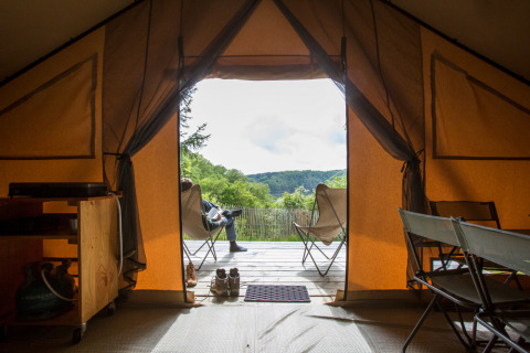 Vue depuis l’intérieur d’une tente safari Trapper au Village Huttopia Lagoa de Óbidos, Portugal, avec nature extérieure.