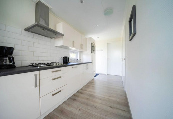 Modern eingerichtete Küche in einer Pavilion Waterfront Lodge bei EuroParcs Veluwemeer in den Niederlanden.