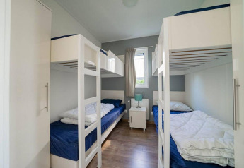 Kamer met stapelbedden, moderne stijl en raam, Pavilion Waterfront, EuroParcs Veluwemeer, Nederland.