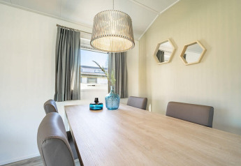 Eetkamer van Velthorst 4 lodge aan de Zuiderzee in Nederland, met eigentijdse tafel en stoelen.