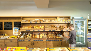 Un niño elige pan fresco en la panadería de Camping Seeblick Toni, un parque de vacaciones en Tirol, Austria.