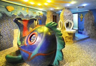 Bagno a tema marino con doccia a forma di pesce al Camping Seeblick Toni, parco vacanze in Tirolo, Austria.