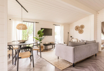 Lichte woonkamer in de Lakehouse + hottub lodge bij Wilsumer Berge in Duitsland, met moderne inrichting.