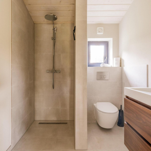 Modernes Badezimmer mit separater Dusche, Toilette und Holzwaschtisch im Lakehouse + Hottub, Wilsumer Berge.