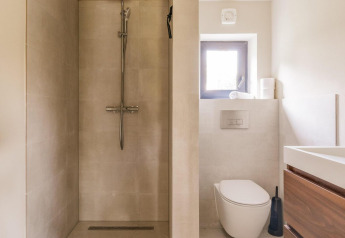 Baño moderno con ducha separada, inodoro suspendido y lavabo de madera en Lakehouse + hottub, Wilsumer Berge.