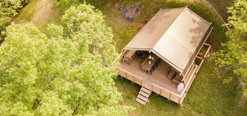 Vista aérea de la tienda safari Desert Lodge con terraza de madera en Camping Centro Vacanze San Marino, Italia.