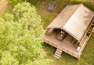 Luftaufnahme des Safari-Zelts Desert Lodge mit Holzterrasse im Camping Centro Vacanze San Marino, Italien.