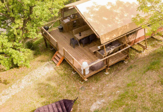 Vista aérea de la tienda safari Desert Lodge con instalaciones sanitarias en Camping Centro Vacanze San Marino, Italia.