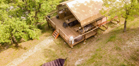 Luftaufnahme eines Safari-Zeltes Desert Lodge mit Sanitäranlagen auf Camping Centro Vacanze San Marino, Italien.