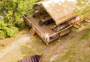 Luftfoto af Desert Lodge safari-telt med sanitære faciliteter på Camping Centro Vacanze San Marino, Italien.