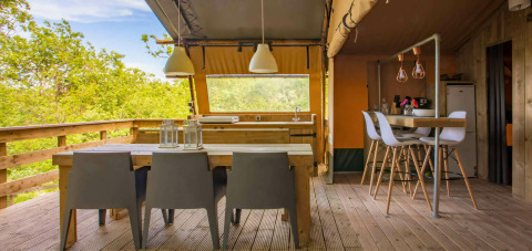 Safari tent Desert Lodge met sanitair op Camping Centro Vacanze San Marino, Italië, met houten terras.