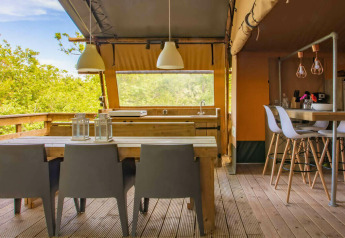 Safari-Zelt Desert Lodge mit Sanitäreinrichtungen auf Camping Centro Vacanze San Marino, Italien, mit Holzterrasse.