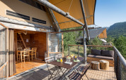 Udendørs terrasse og opholdsområde ved en Cahutte-safaritelthytte i Village Huttopia Dieulefit, Frankrig.