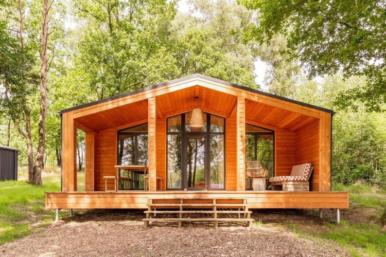 Cabaña de madera escandinava en Forresthouse Scandi, Wilsumer Berge, Alemania, rodeada de naturaleza.