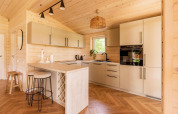 Moderne Scandinavische keuken in hout bij Forresthouse Scandi in Wilsumer Berge, Duitsland.