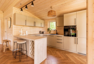 Moderne Scandinavische keuken in hout bij Forresthouse Scandi lodge, Wilsumer Berge, Duitsland.